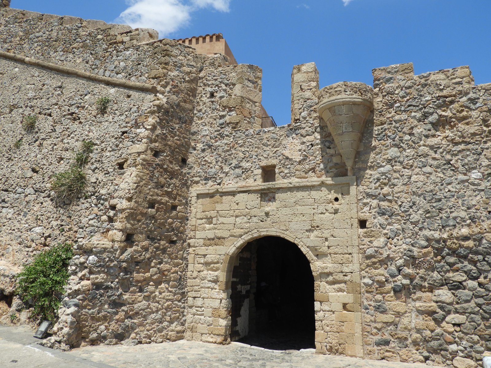 Ingangspoort van Monemvasia in lichtbeige steen; booggewelf.