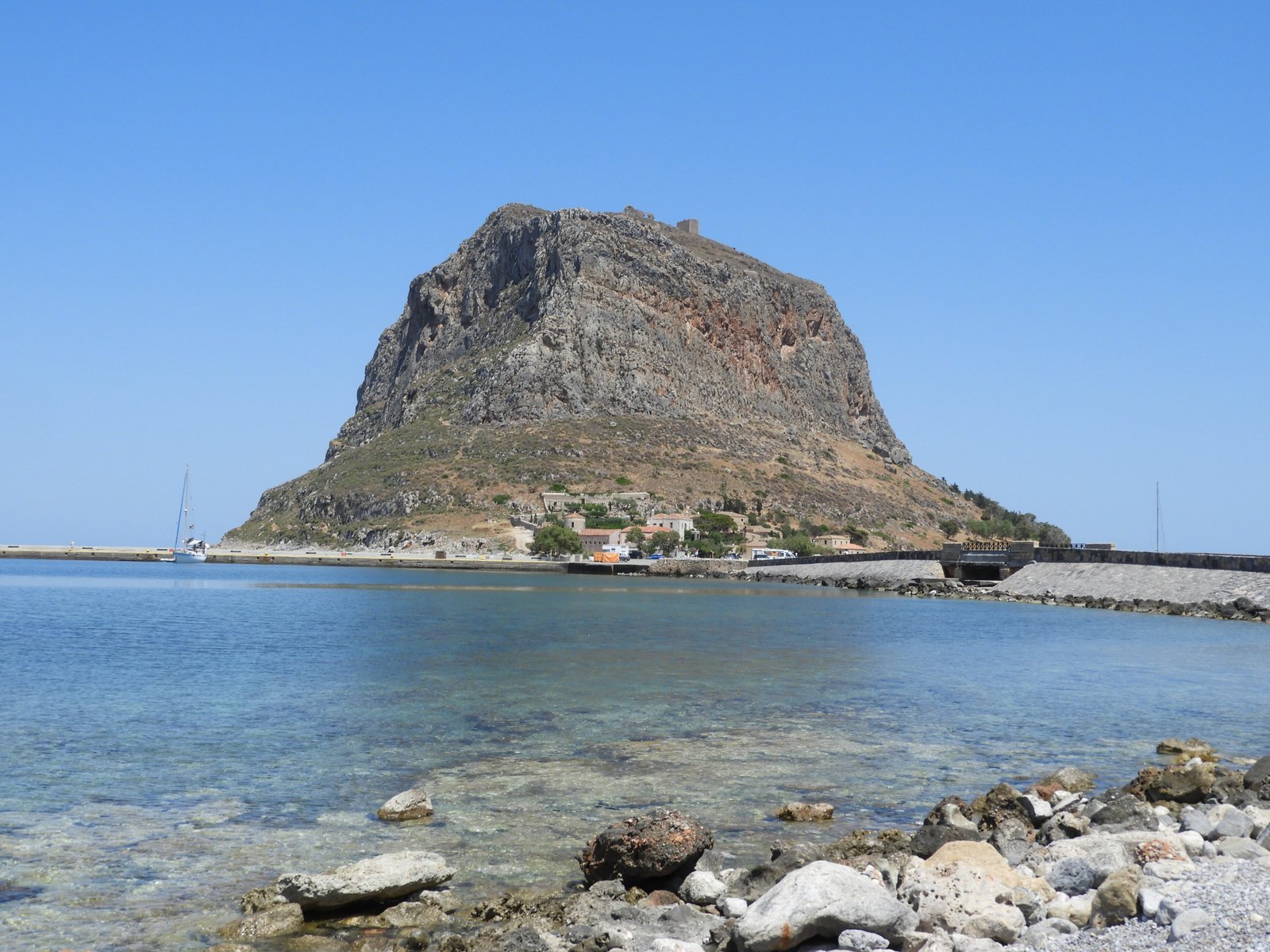 Bolhoed-vormige rots van Monemvasia in de zee.