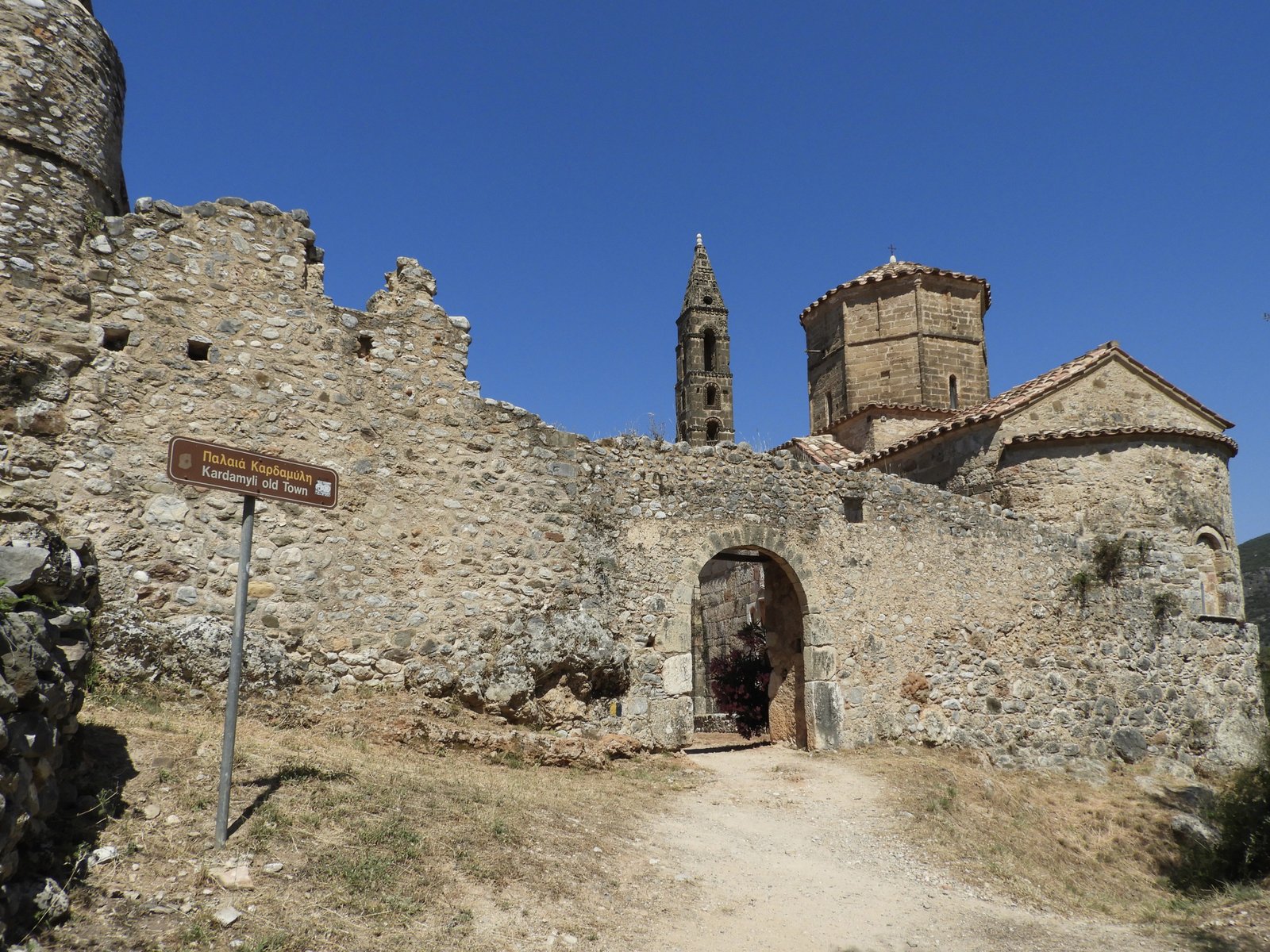 Oud Kardamyli muren en kerktorens.