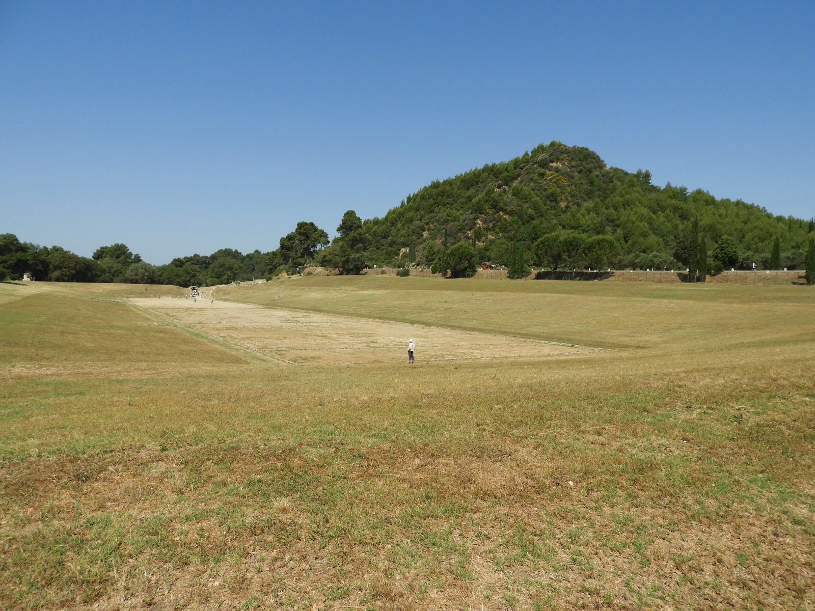 Groot stadion van Olympia naast de groene heuvel Mount Kronos.