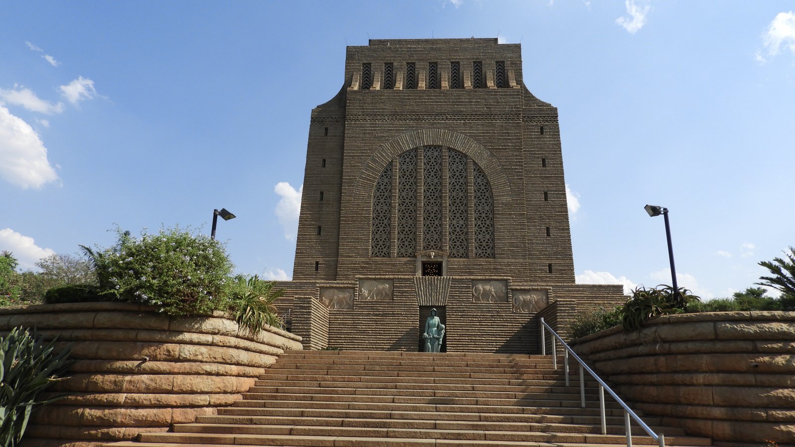 Voortrekkersmonument: groot, hoog gebouw in beige met trappen er voor.