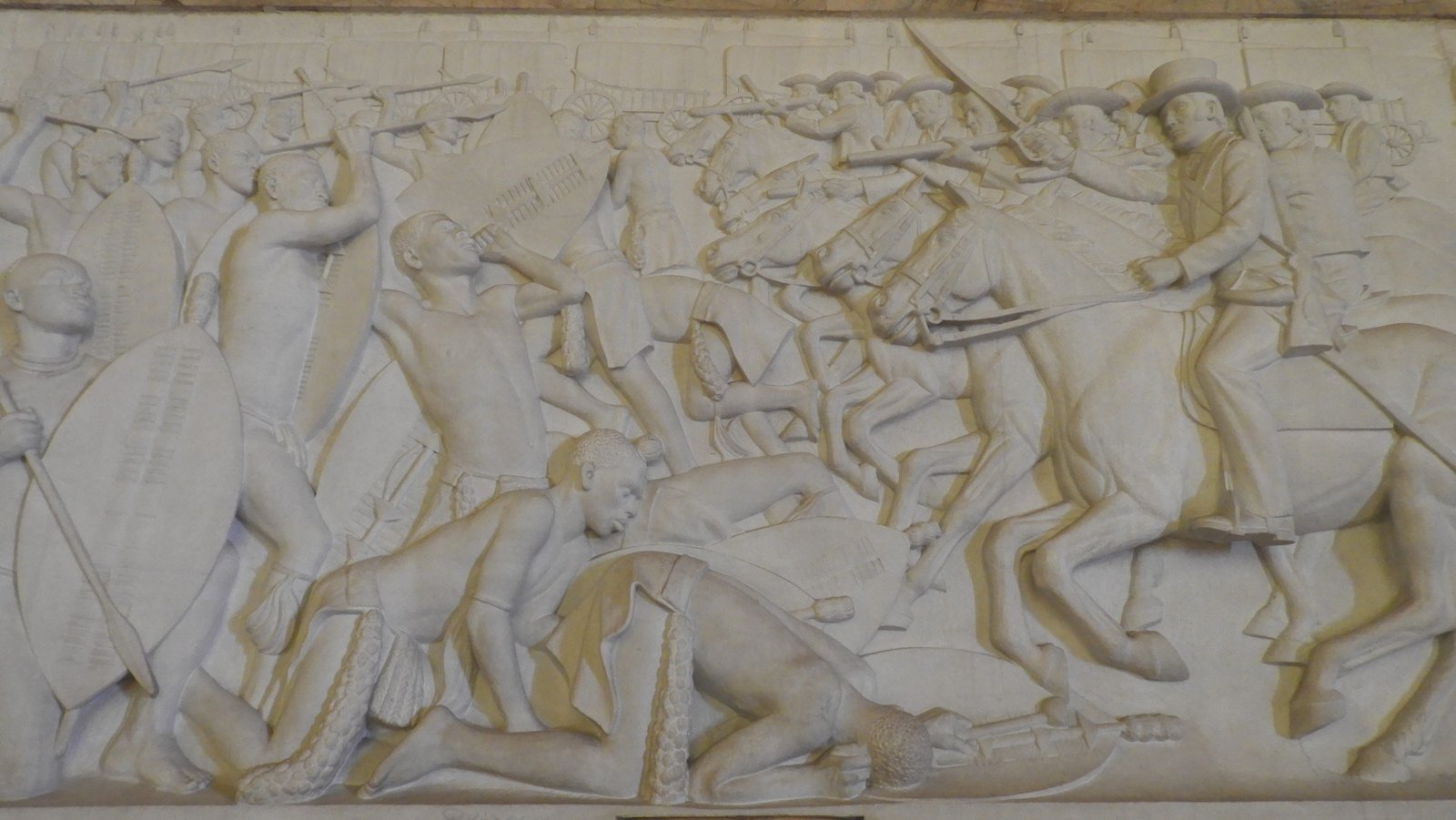 Marmeren plaat met afbeelding van gevecht tussen voortrekkers en zwarten.