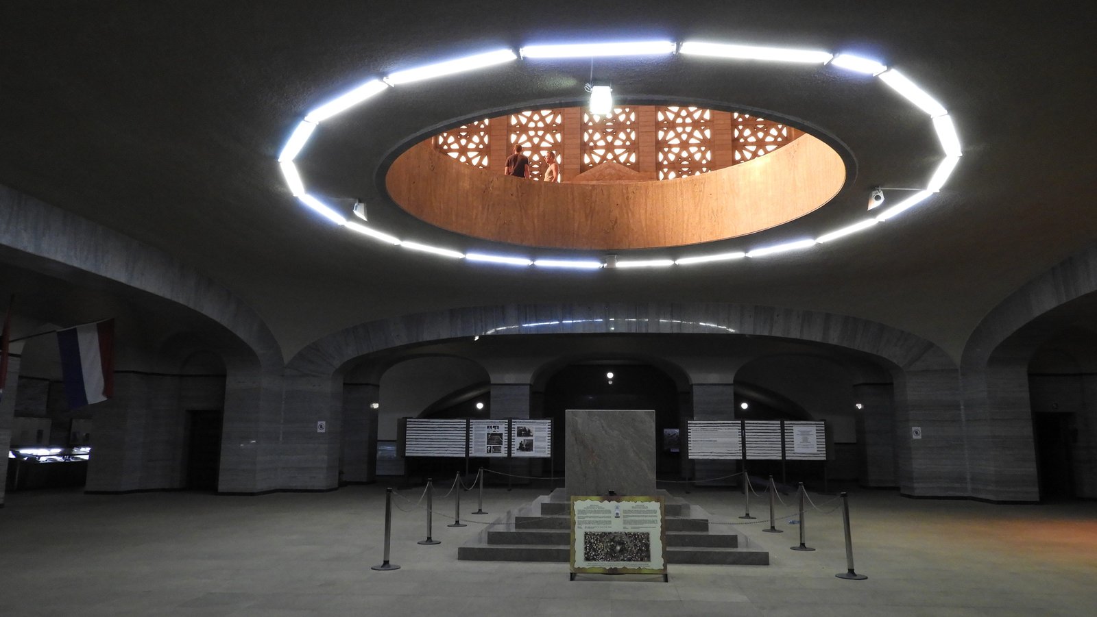 Diffuus licht en cenotaaf in de kelder van het Voortrekkersmonument.
