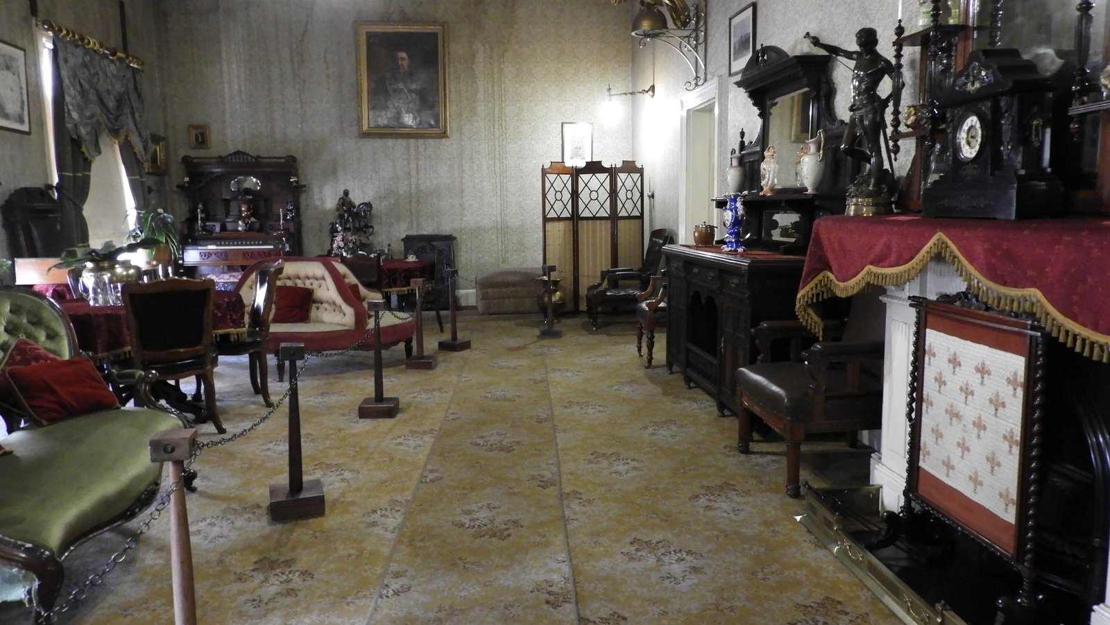 Interieur Paul Kruger huis: oude zetels en kasten.