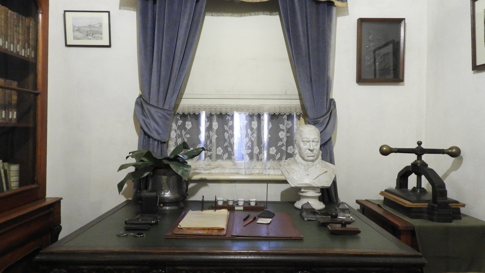 Bureau van Paul Kruger in zijn huis: borstbeeld, pers, papieren.
