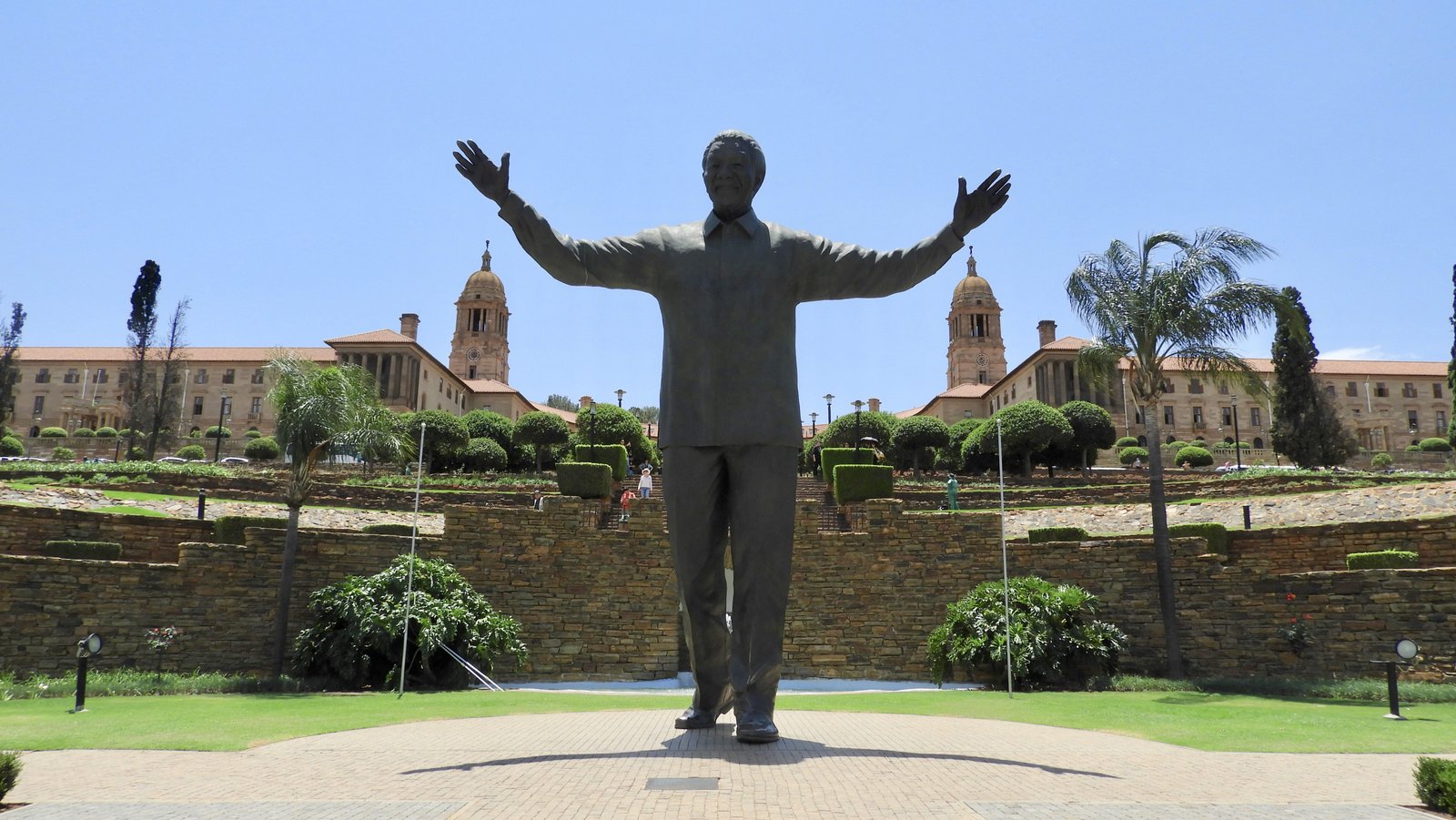Reusachtig standbeeld van Mandela voor regeringsgebouwen.