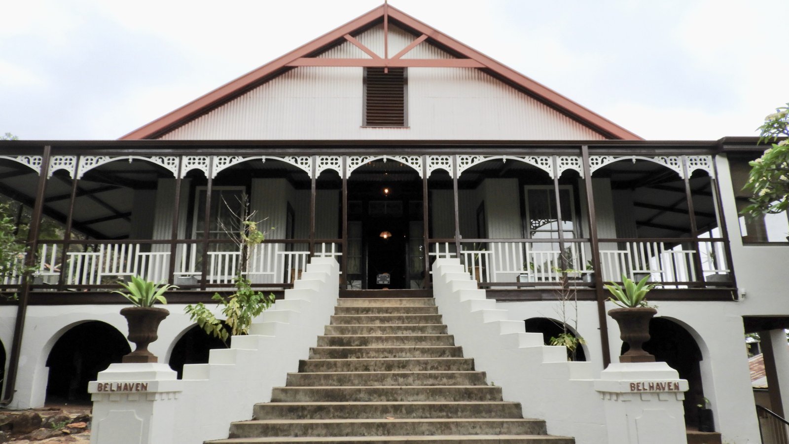 Belhaven huis in Barberton: wit gebouw met grote veranda rondom.