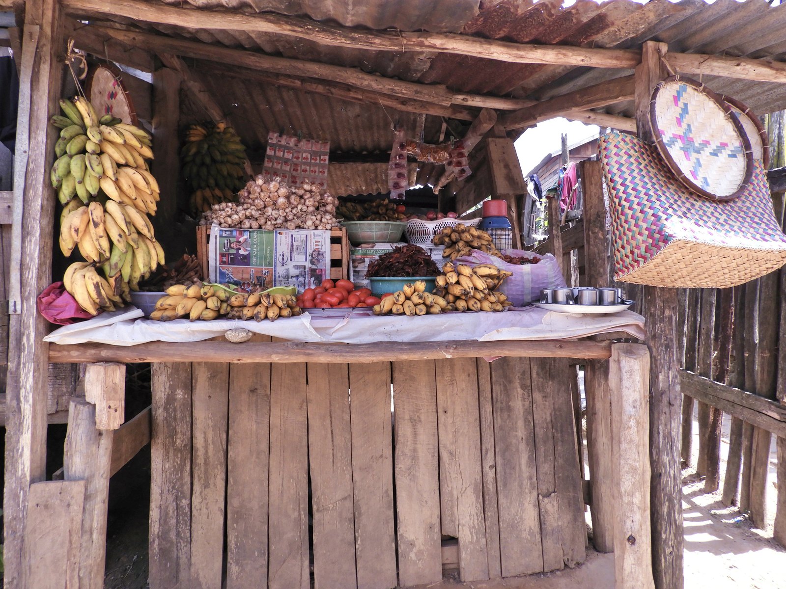 Fruit en wat groenten uitgestald op houten toog.