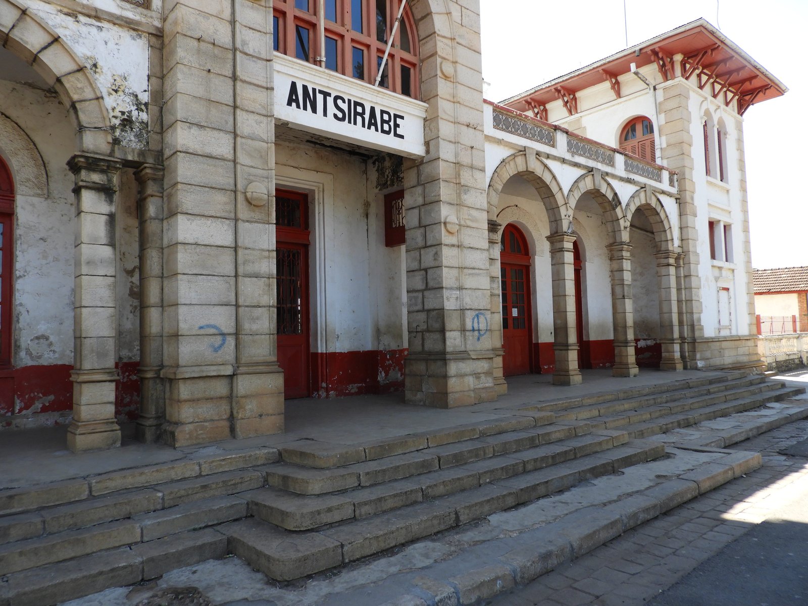 Oud treinstation van Antsirabe: wit met rode ramen en deuren.