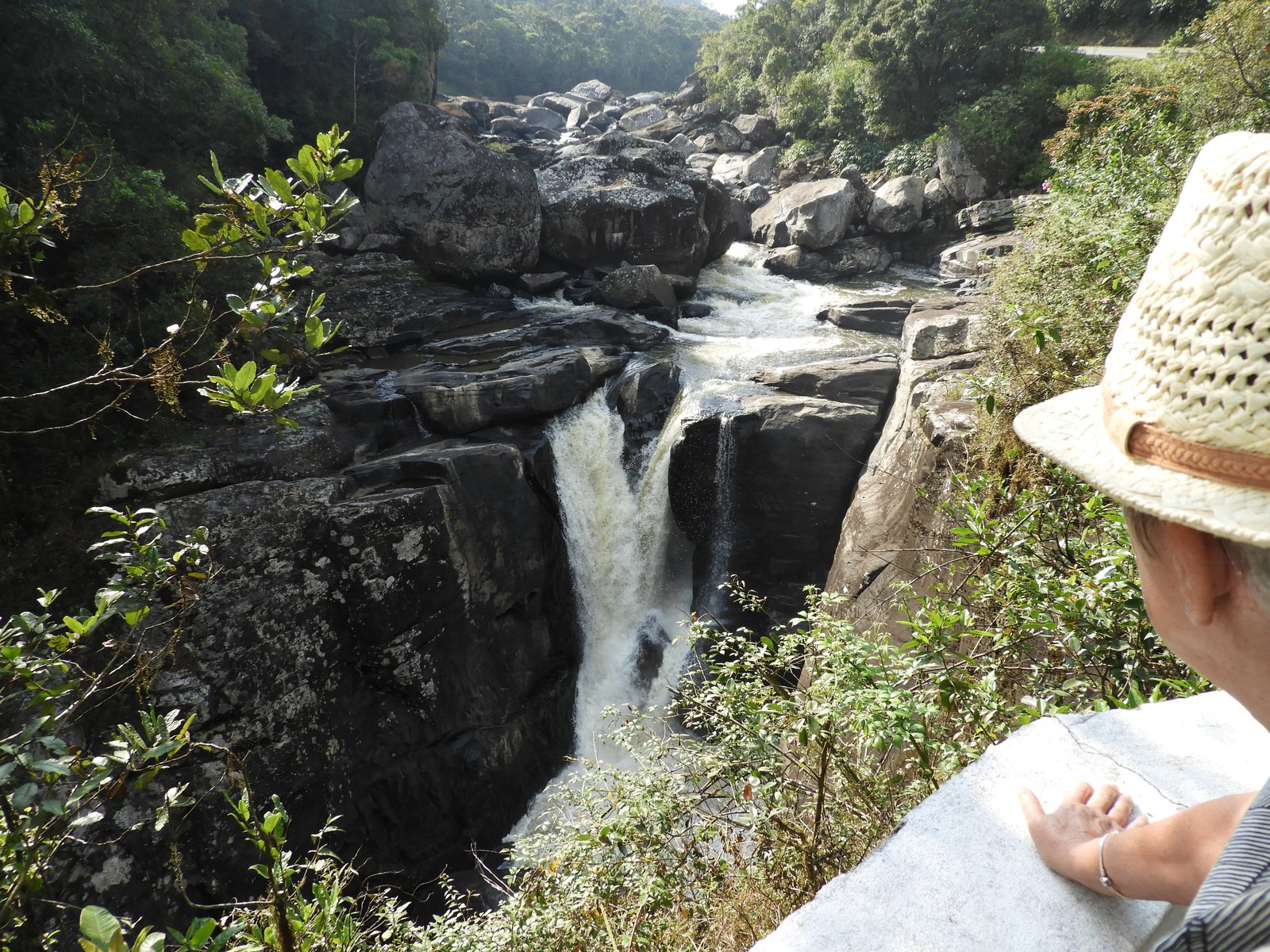 Waterval tussen zwarte rotsen.