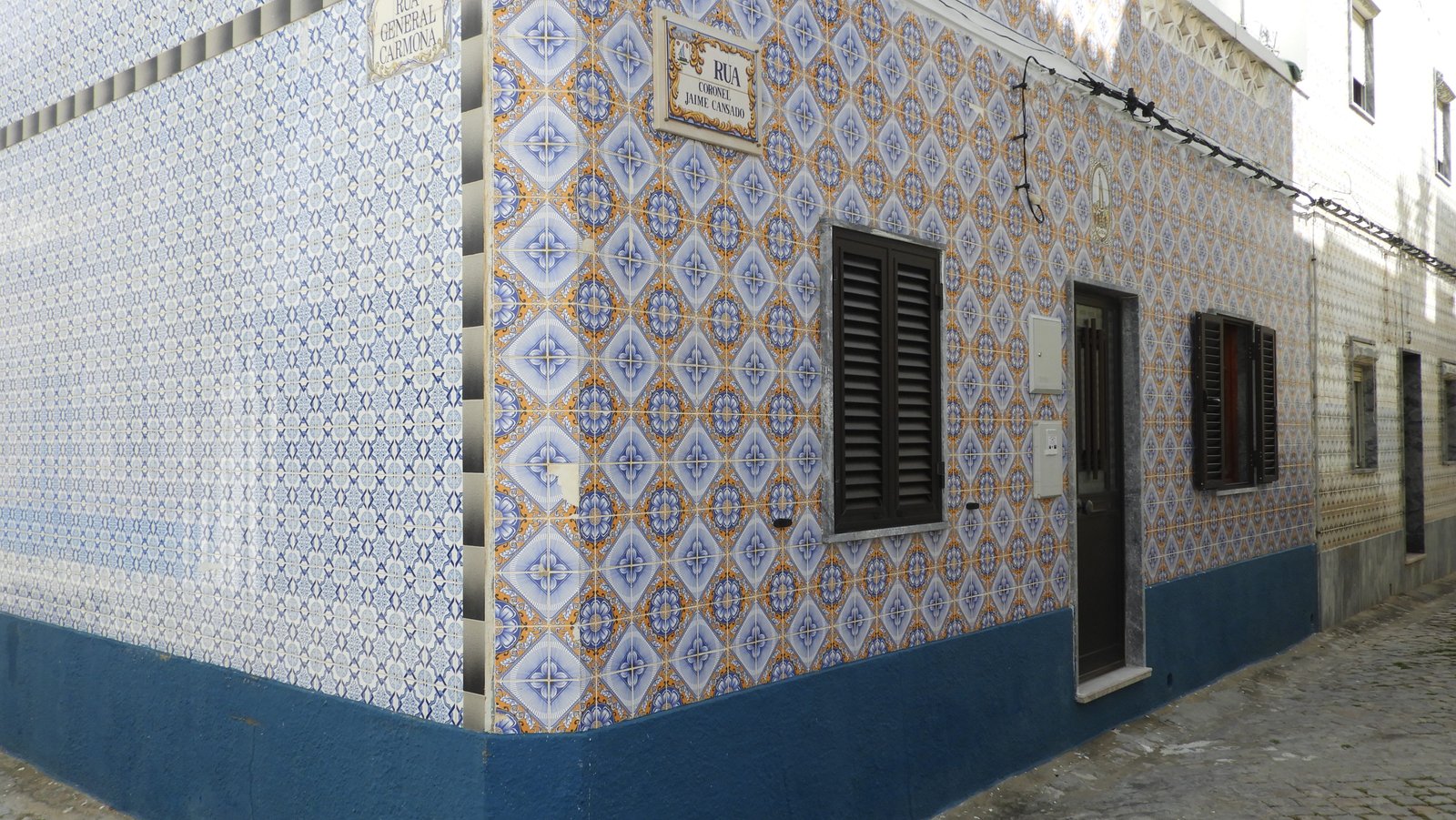 Huis in moorse stijl met geometrische motieven over de ganse gevel.