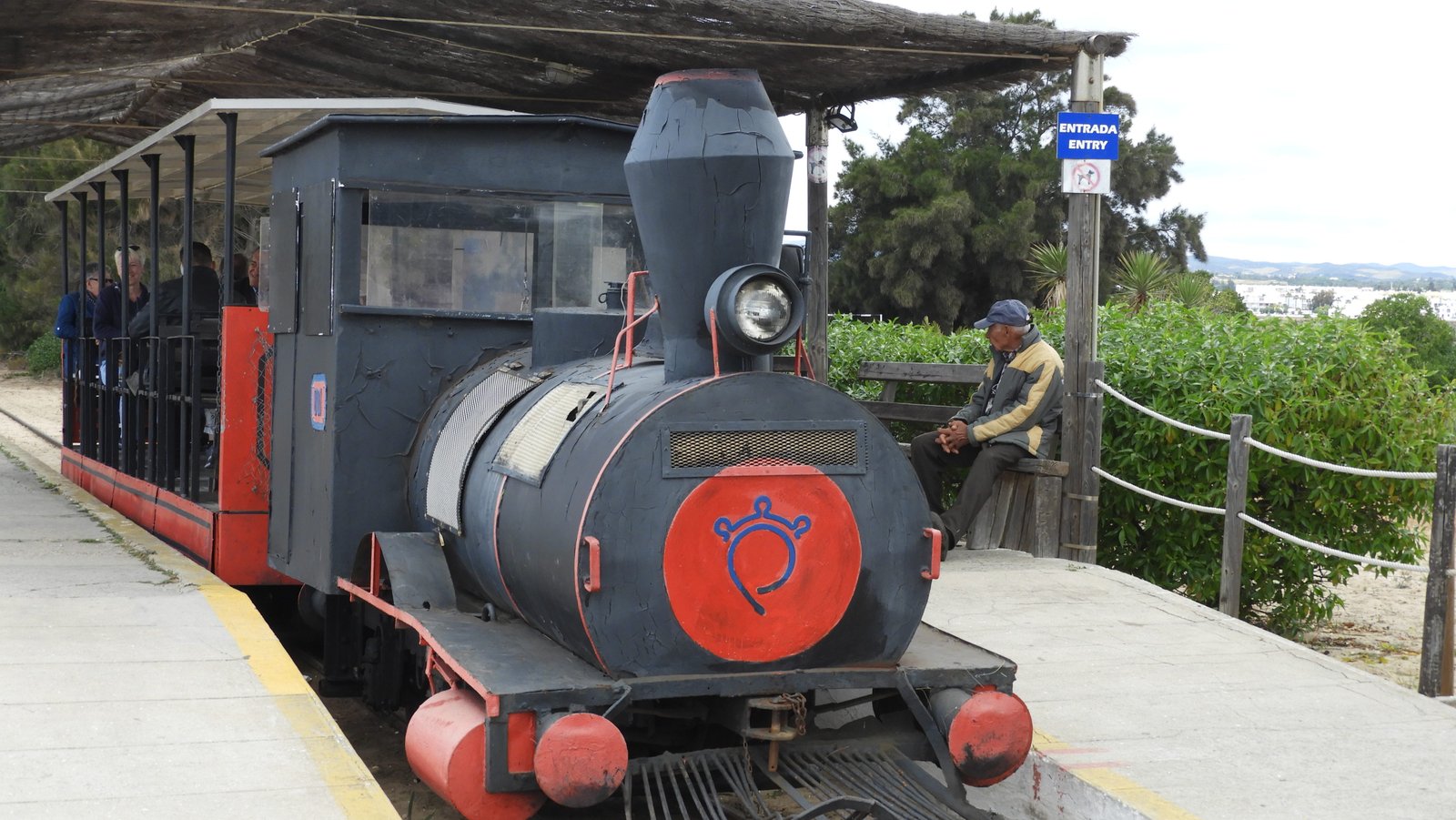 Toeristentreintje, zwart met rood op locomotief.
