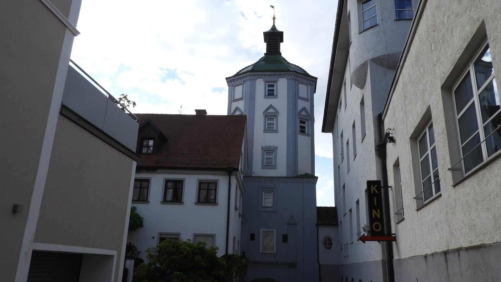 Zeshoekige witte toren.
