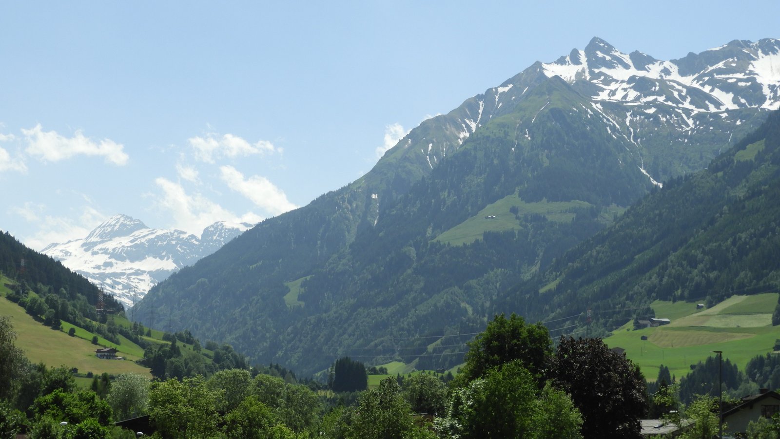 Besneeuwde alpentoppen.