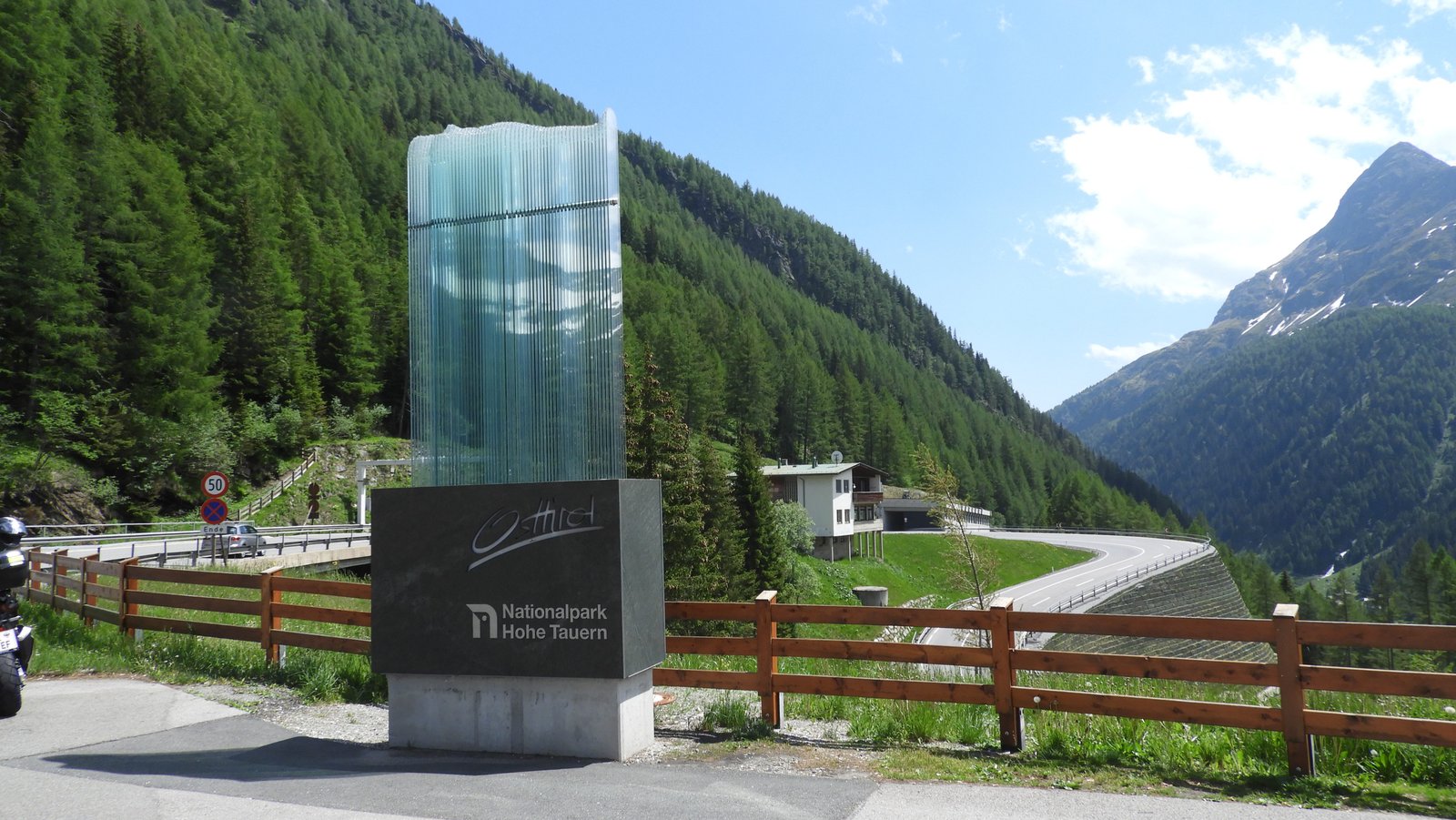 Monument Nationalpark Hohe Tauern: rechthoekige zwarte steen met soort lang rechthoekig plexiglas er boven op.
