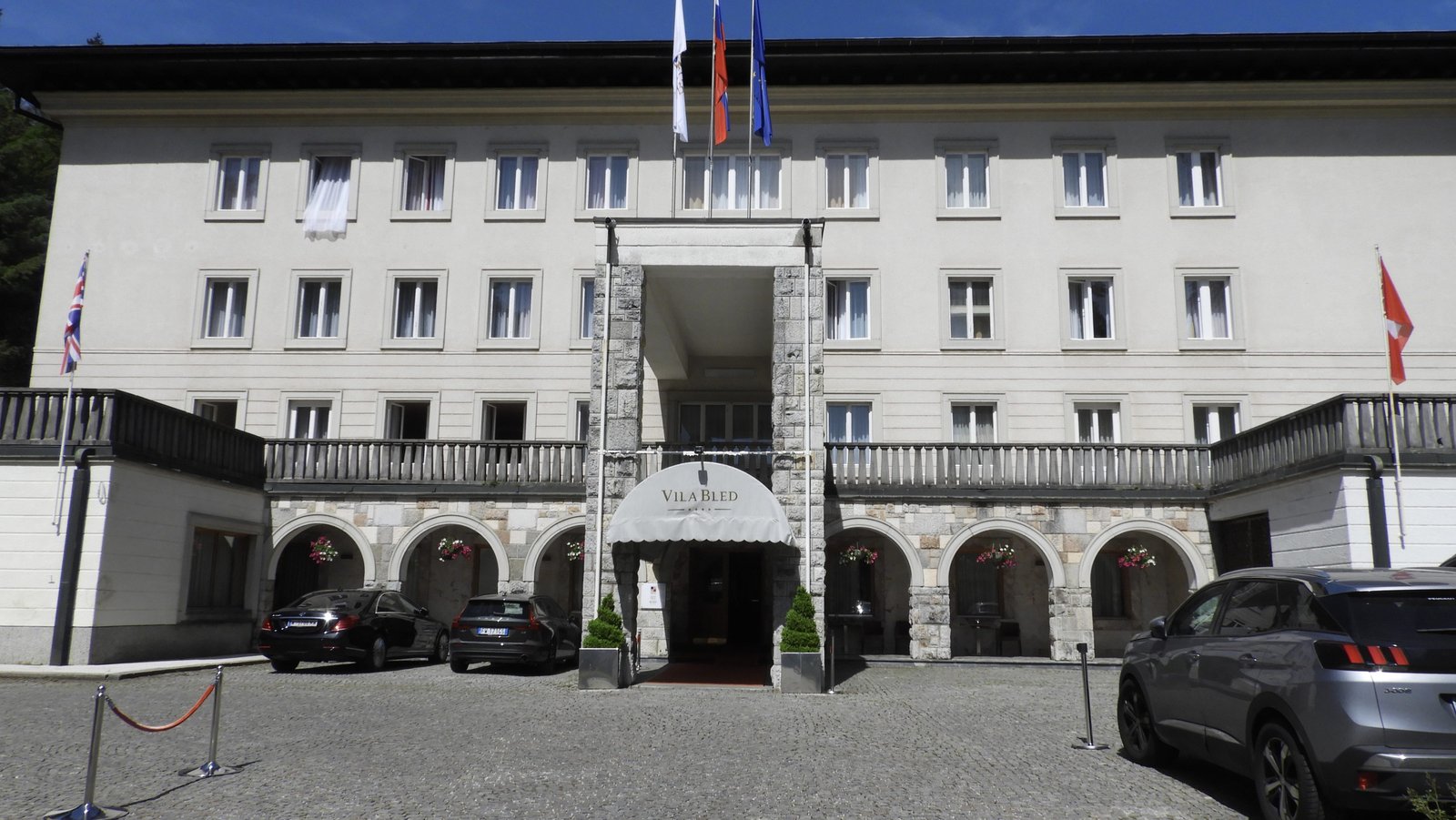 Vila Bled: streng wit gebouw met rechthoekige ramen.