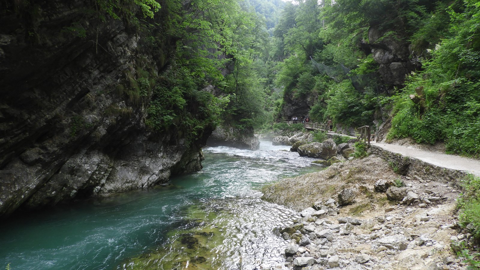Kloof met rivier links en wandelpad rechts.