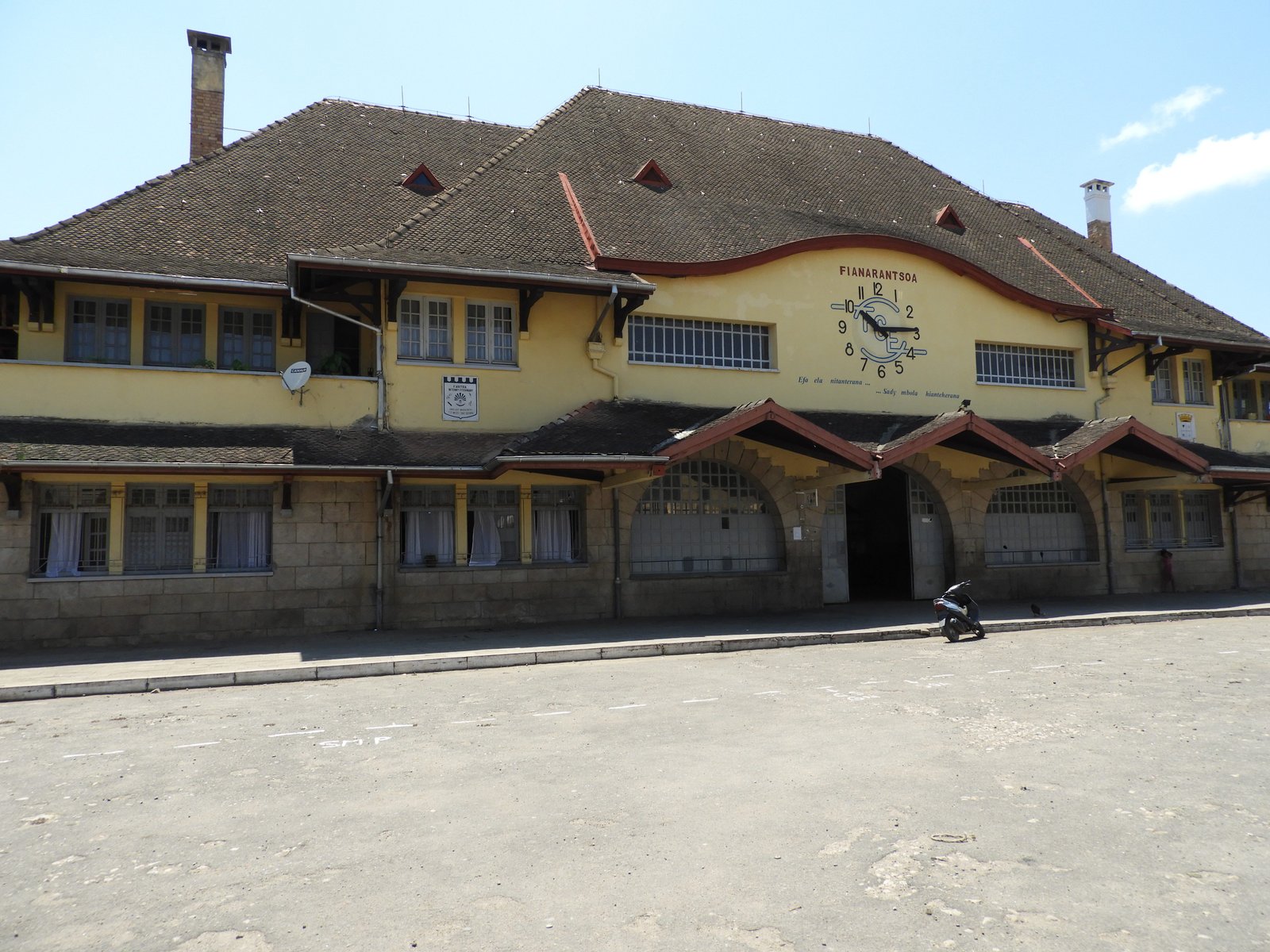 treinstation van Fianarantsoa: geel met grijs dak.