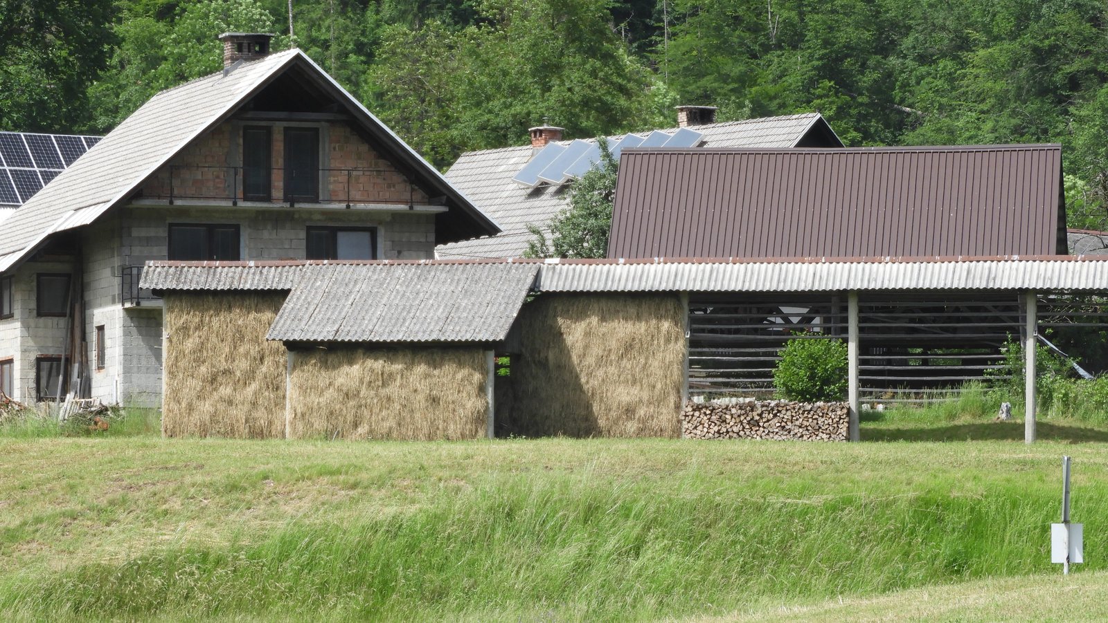 Boerderij met verschillende Kozolecs.