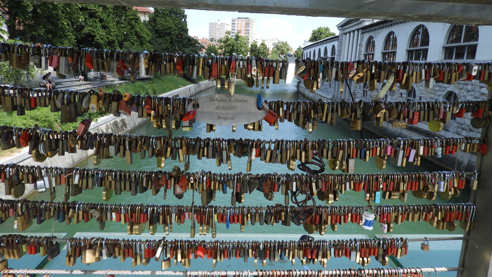 Reeks sloten aan stalen kabels van brug.