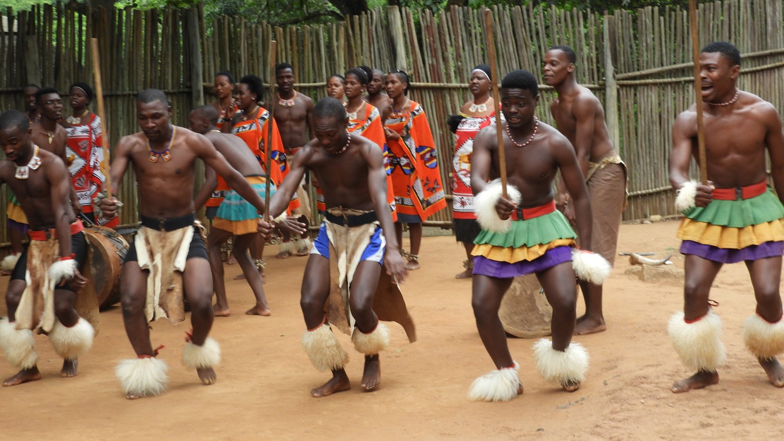 Dansers in lokale kledingdracht.
