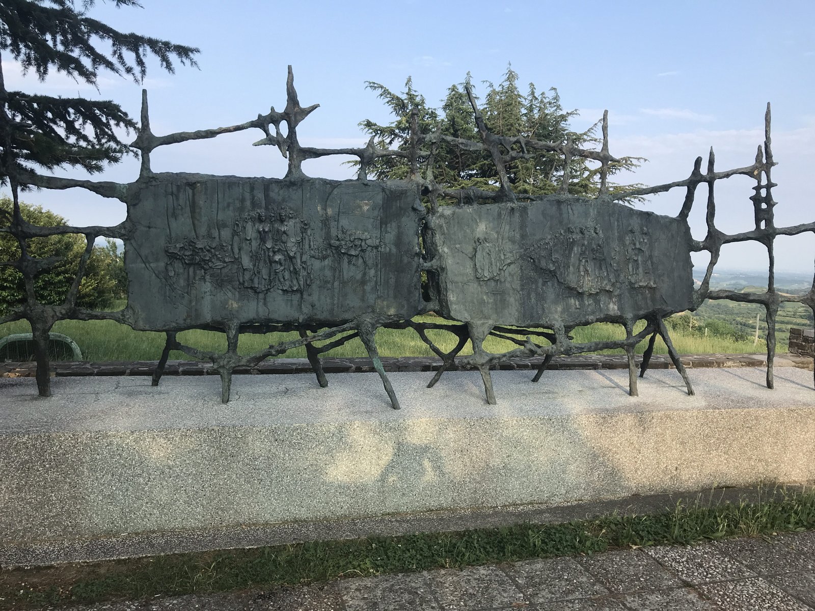 Monument WO I: twee ruwe zwarte platen verbonden met zwarte, uitstekende, smalle soort stokken uit hetzelfde materiaal als de platen.