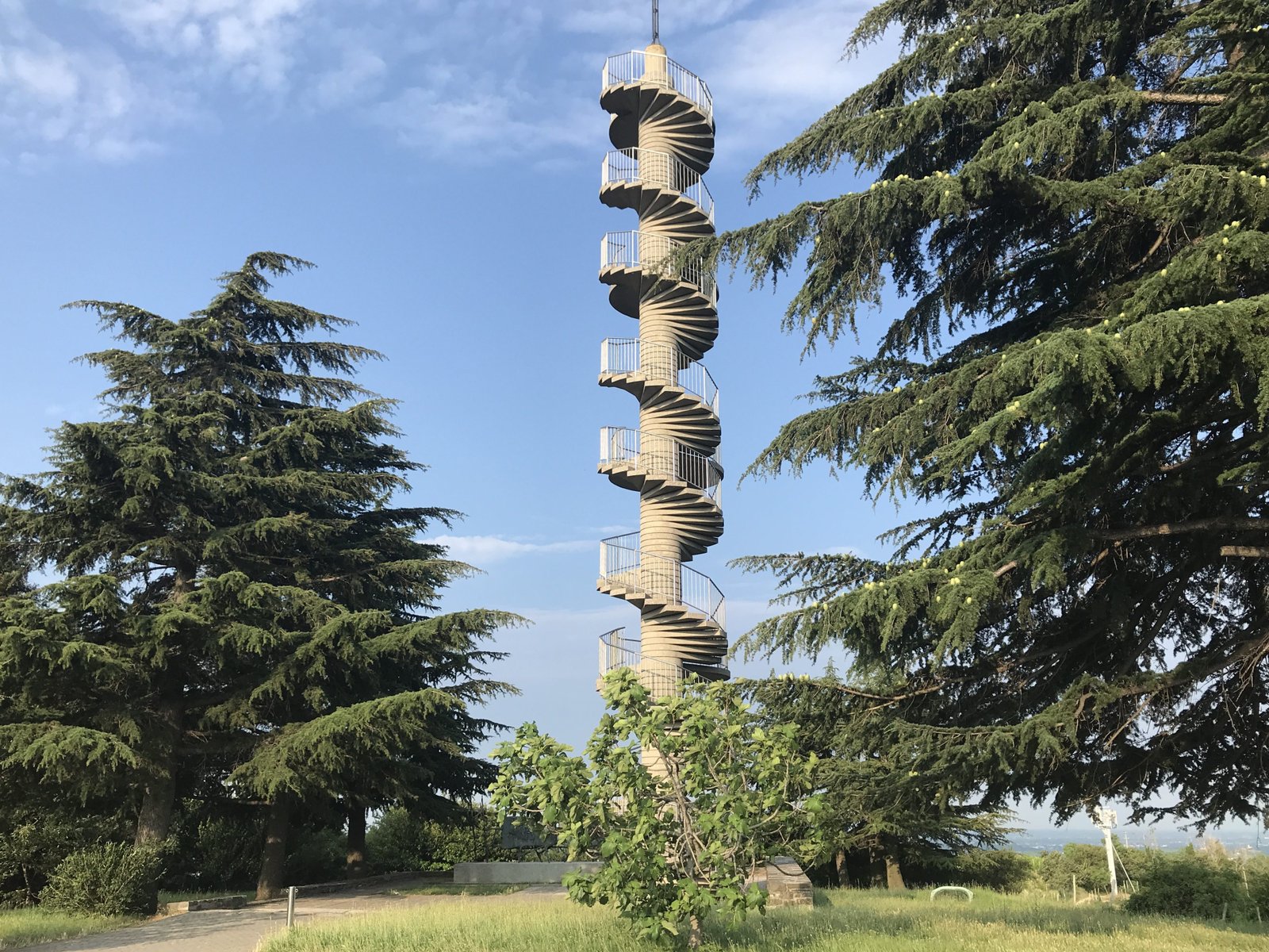 Hoge, smalle toren met wenteltrap die 8 omwentelingen maakt.
