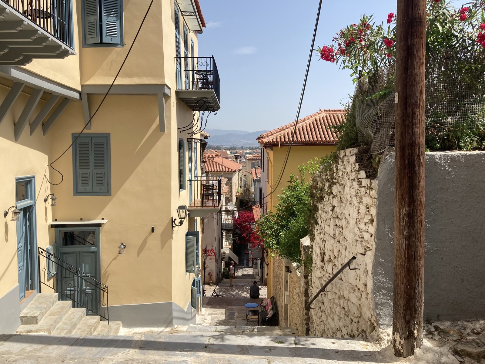 Smal straatje daalt naar centrum van Nafplio.