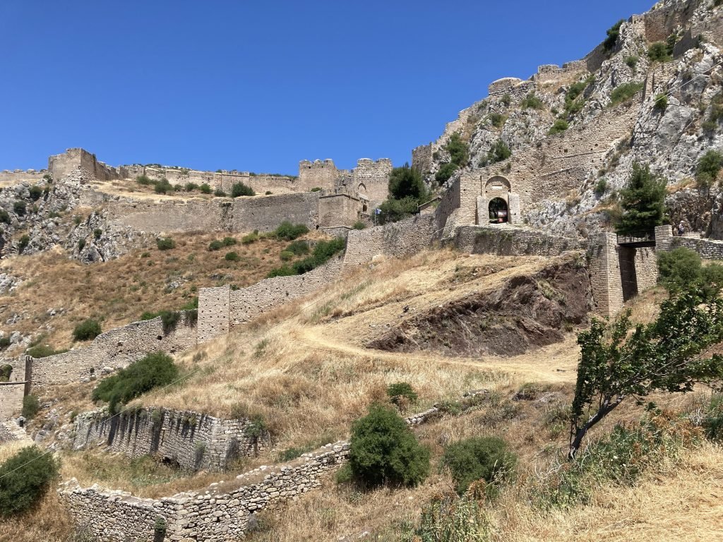 Acrocorinth binnen de muren: wegens, muren, ruïnes op helling.