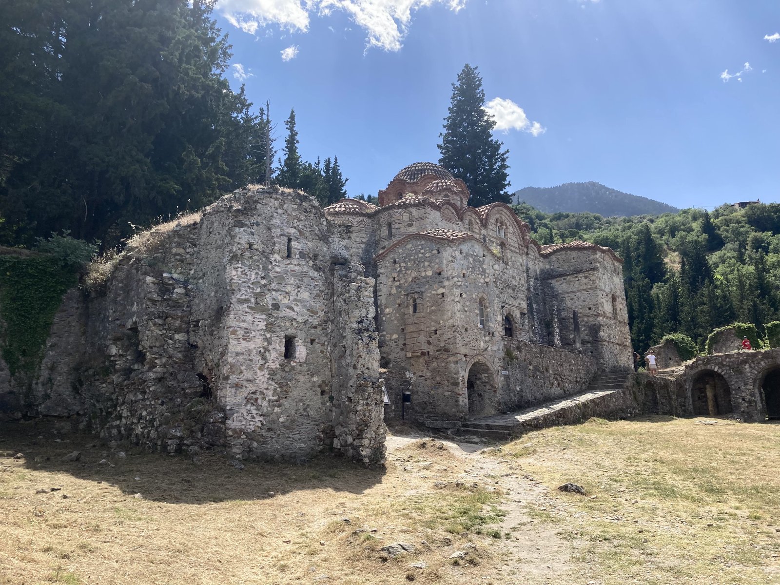 Byzantijns kerkje: grijze natuursteen en rode koepeldaken.