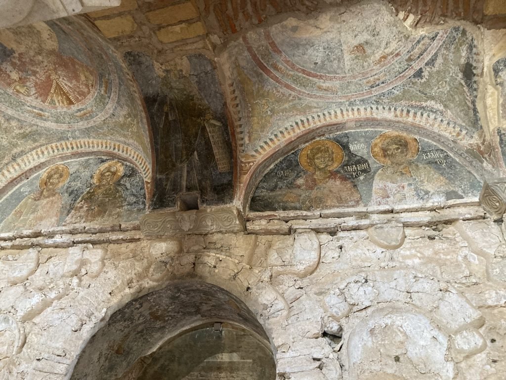Fresco's in bogen aan plafond van ruïne in Mystra.