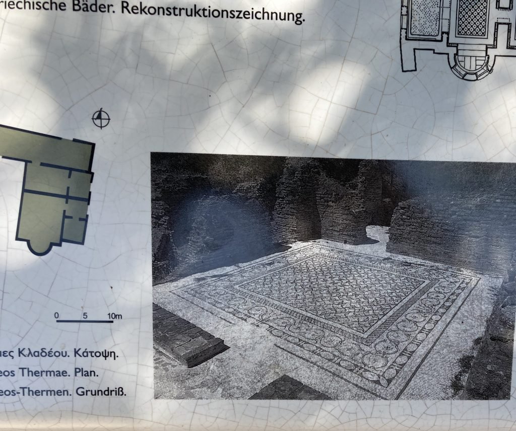 Bord dat op foto de originele mozaïek toont.