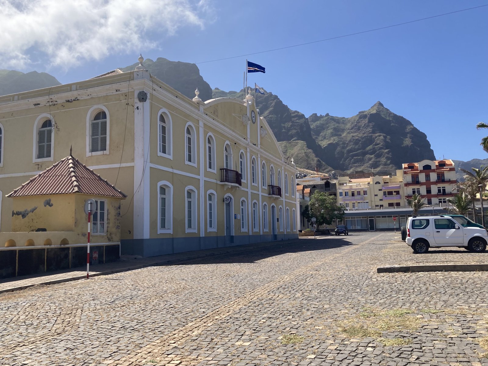 Koloniaal aandoend historisch stadhuis van Ponta do Sol, Santo Antão, Cabo Verde.
