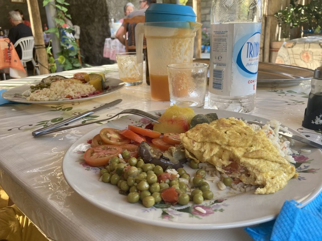 Omelet met groenten en grote beker papaya-sap.