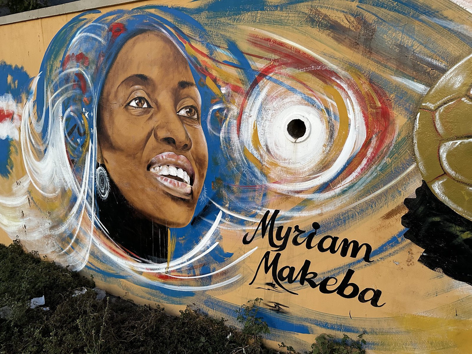 Muurschildering van Myriam Makeba.