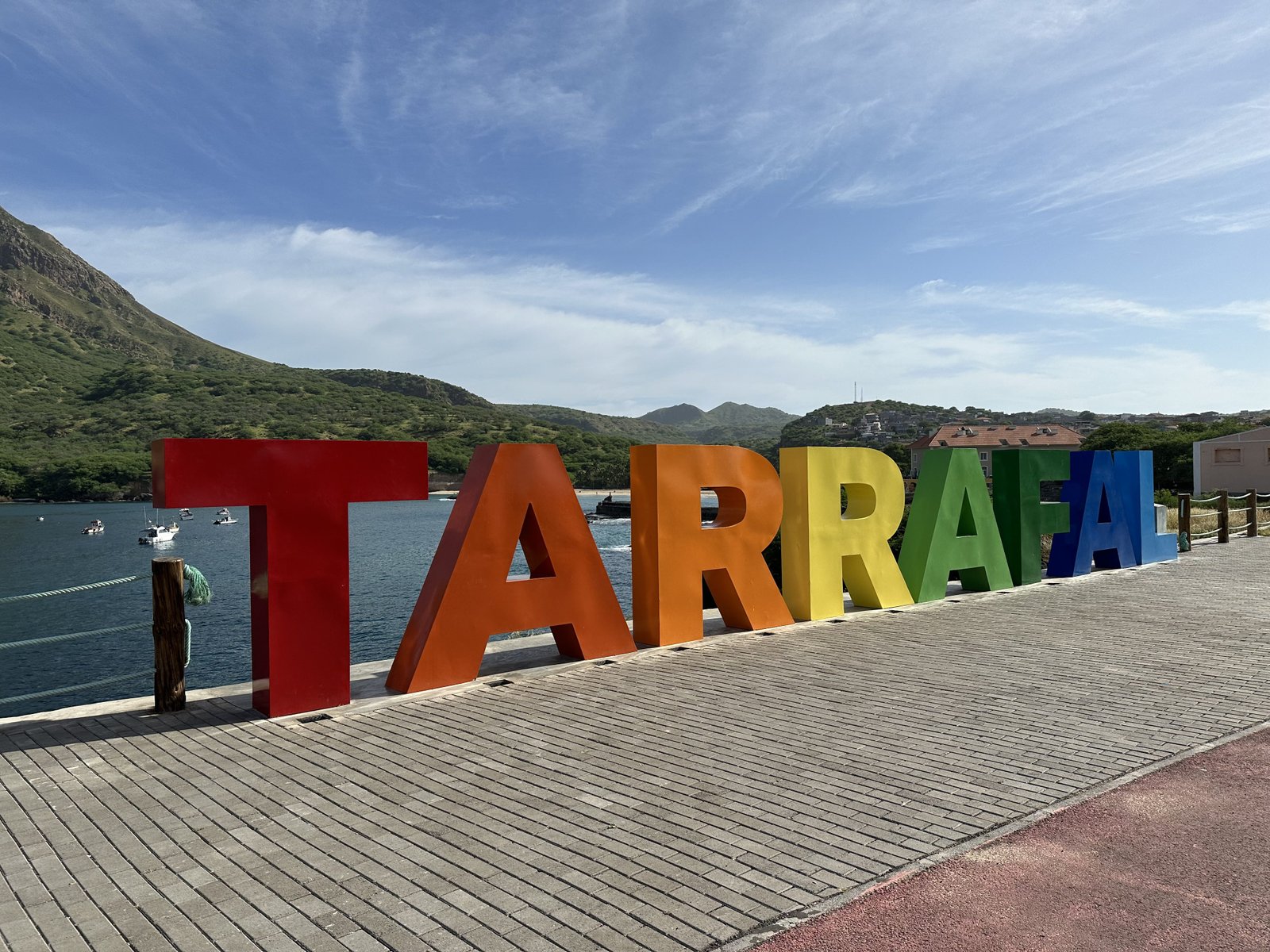 Menshoge letters "Tarrafal" in verschillende kleuren voor de baai.