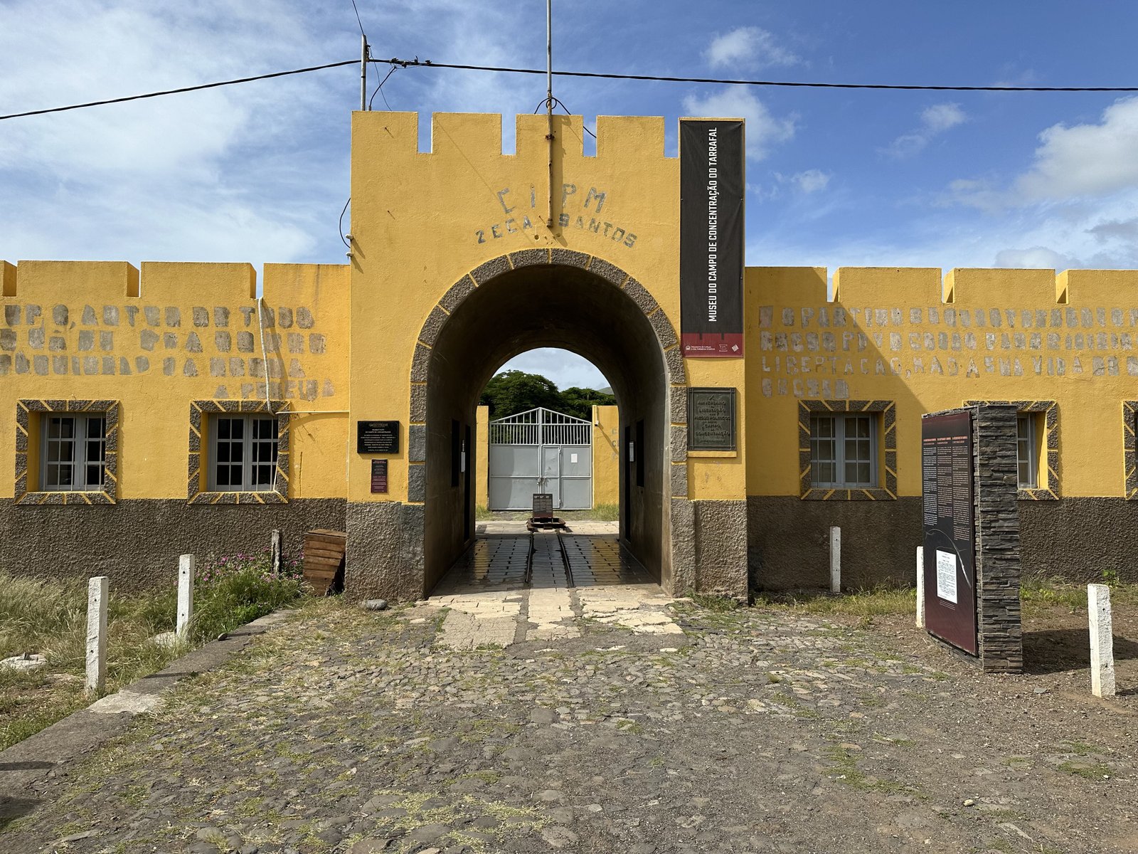 Ingangspoort van het okergele Campo da Morte Lenta.