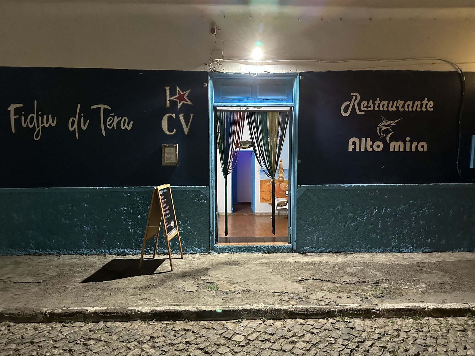 Gevel van restaurant Alto mira 's nachts in Tarrafal, Cabo Verde.