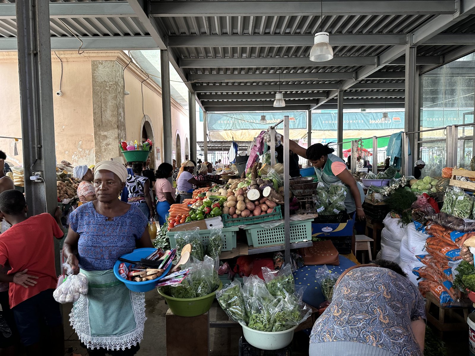 Drukke overdekte groentemarkt in Praia.