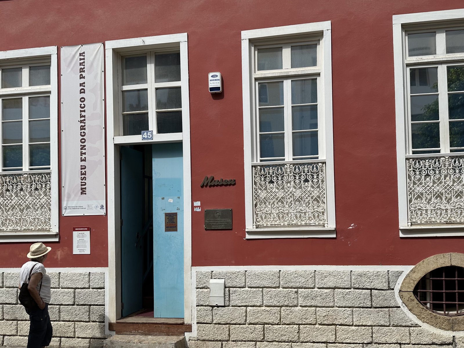 Okerkleurige gevel van het etnografisch museum van Praia.