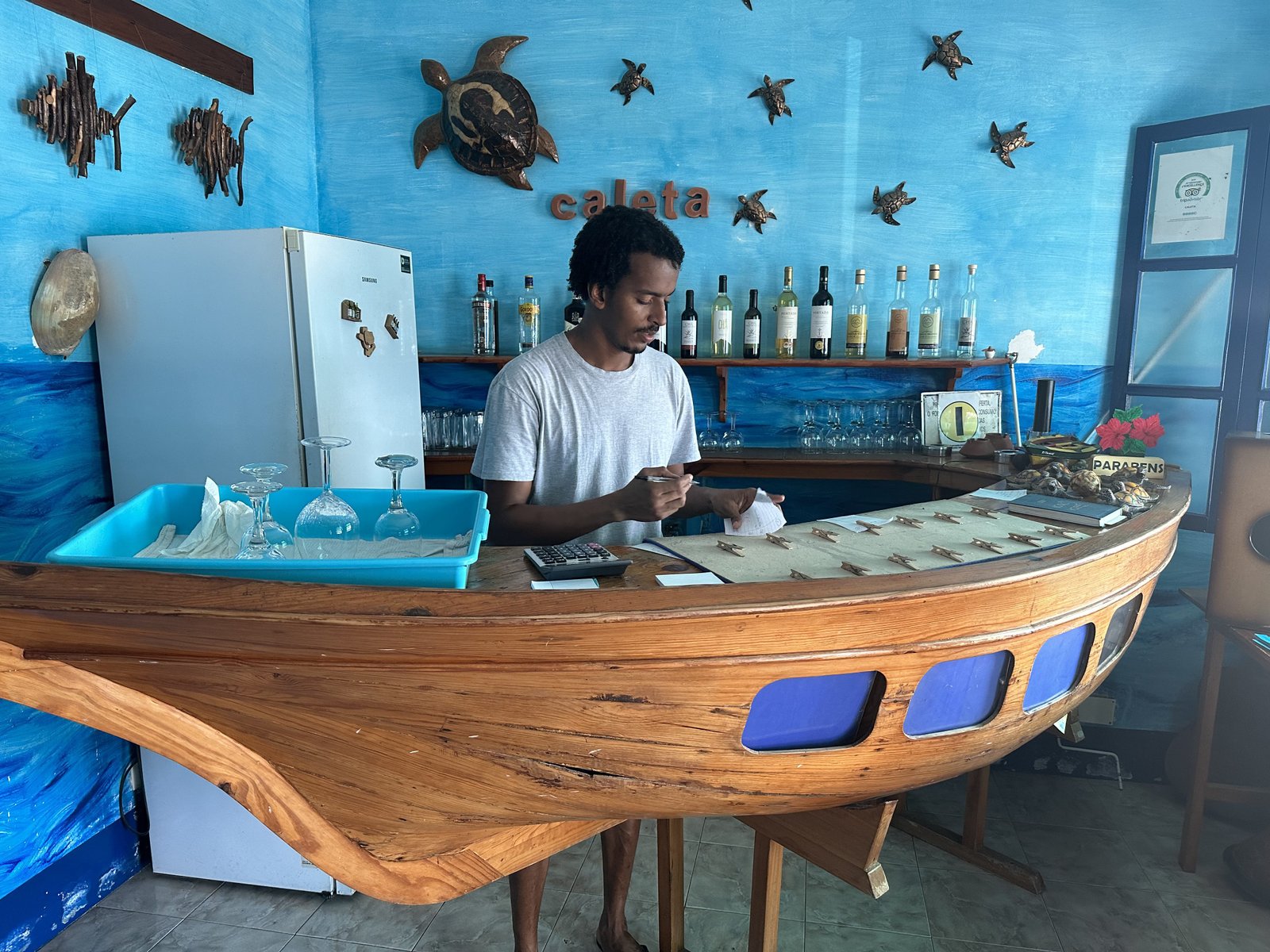 Bar in de vorm van een boot in het blauwe interieur van Caleta.