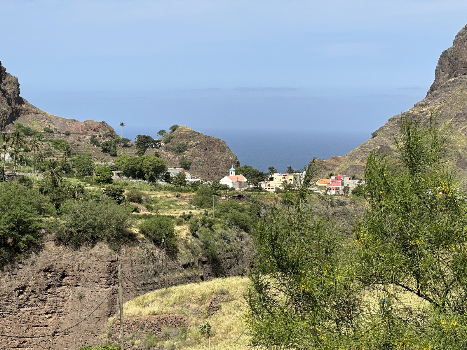 Panorama vanaf groen berghelling: zee en Cha d'Igreja.