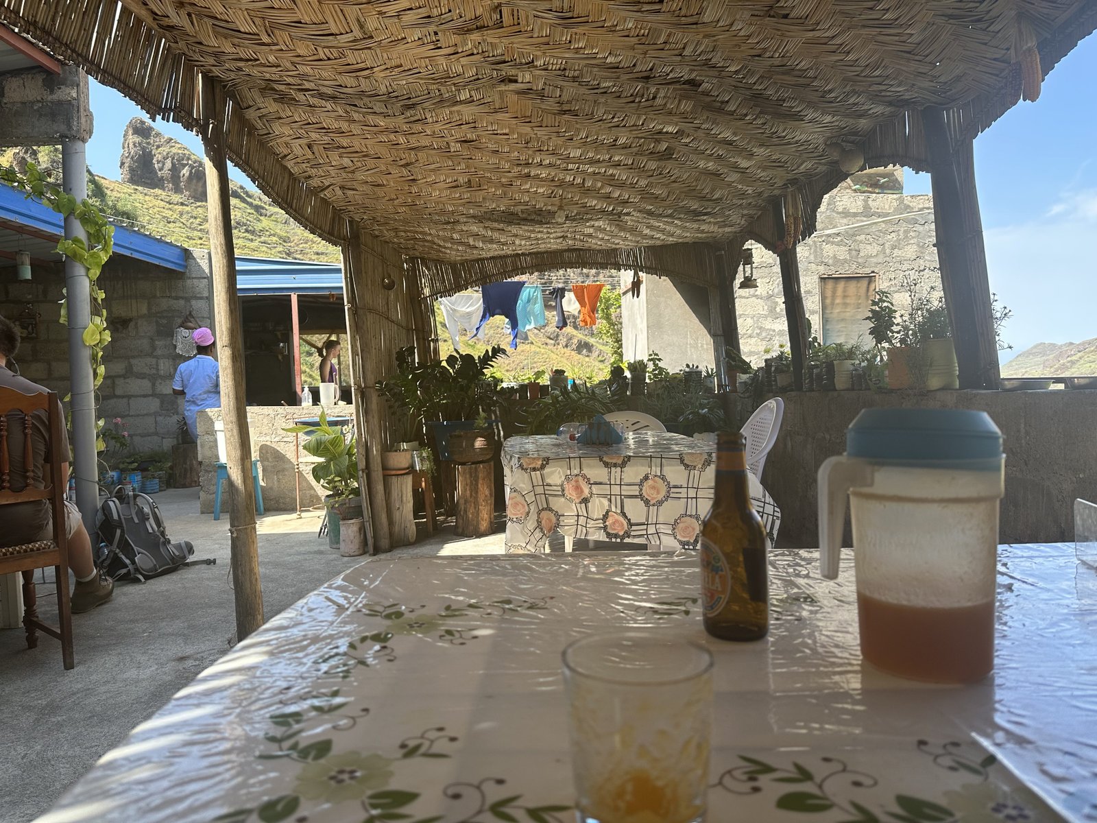 Met rieten dak overdekt terras van restaurant Joanna's.