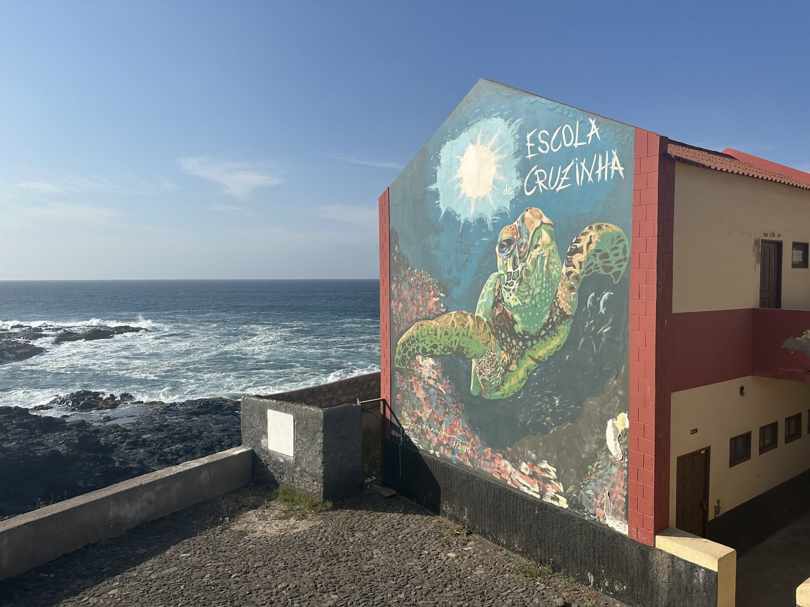 Zijgevel van school van Cruzinha: afbeelding van zeeschildpad.