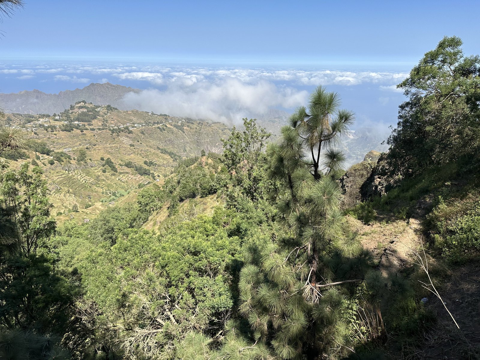 Panorama over de bergen van centraal Santo Antão met volgen in de verre achtergrond.