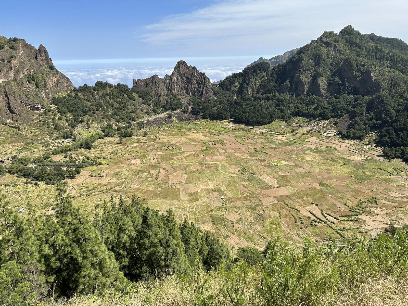 Panorama over de vruchtbare bodem van de Cova krater met vele kleine landbouwpercelen.