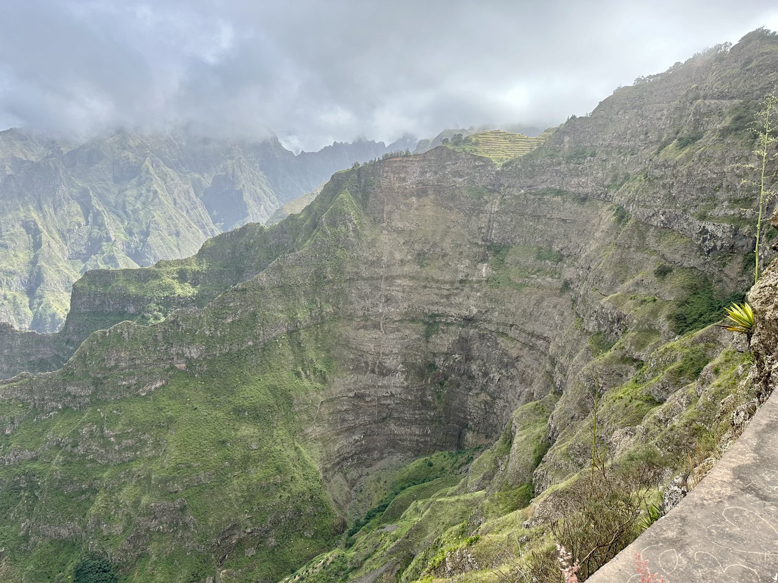 Mooie, diepe oude krater in het centrale gebergte van Santo Antao.