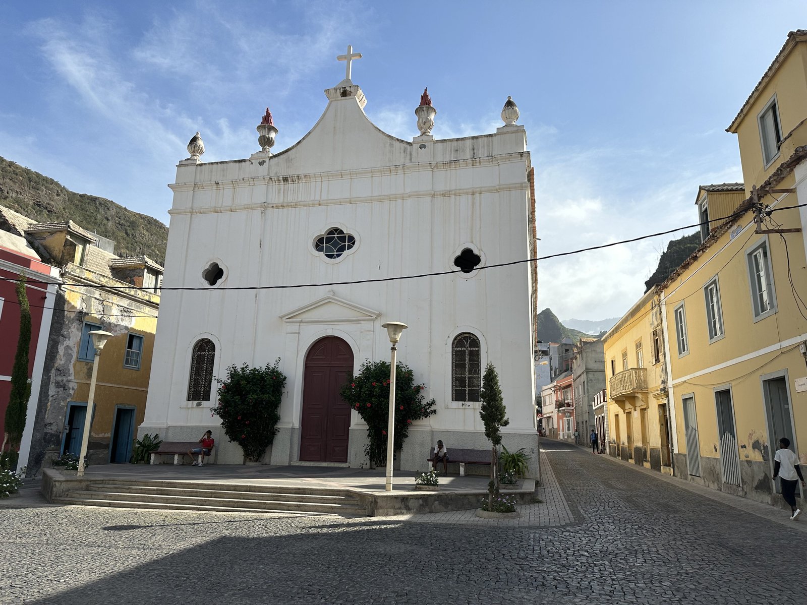 Witte kerkgevel in Ribeira Grande.