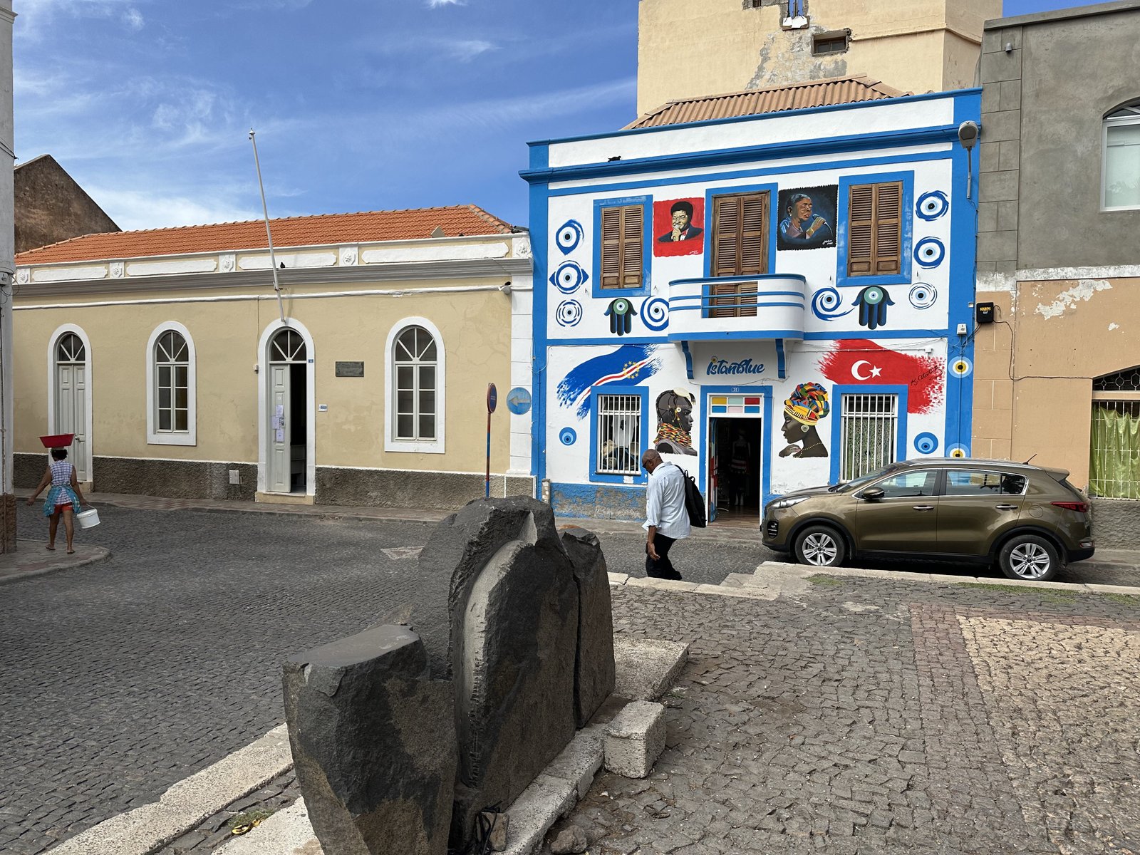 Typisch huis in Mindelo: wit met blauwe randen en afbeeldingen van muzikanten.