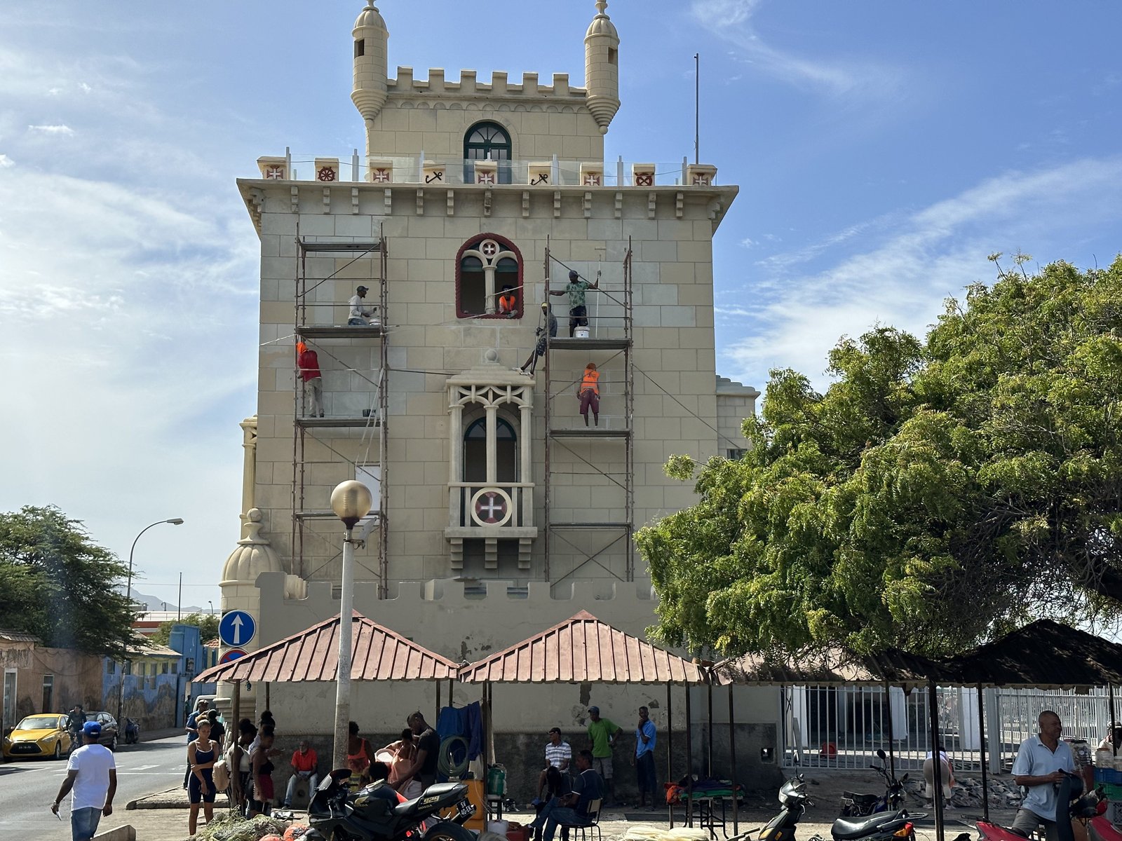 Torre van Belem replica met stelling en werkmannen er voor in Mindelo;